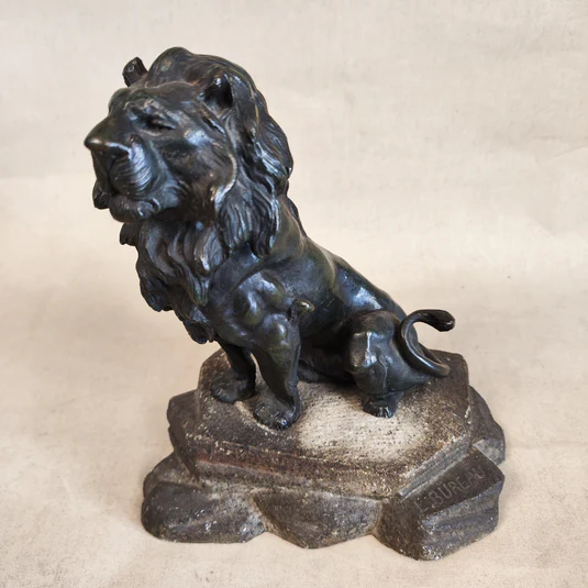 Escultura/Estatuilla de León Sentado - Metal Patinado Estilo Bronce - Firmado 'L. BUREAU' - Arte Decorativo Antiguo