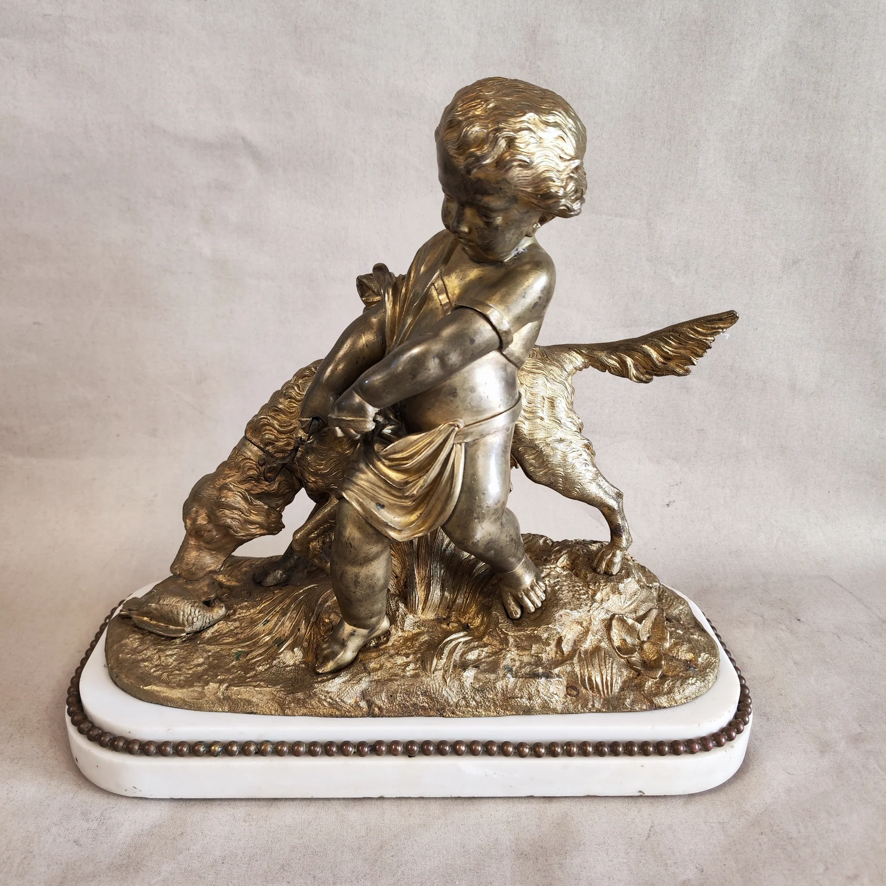 Escultura "Putto y Perro de Caza" - Metal Patinado Tono Dorado/Bronce - Base de Mármol Blanco - Antiguo/Vintage