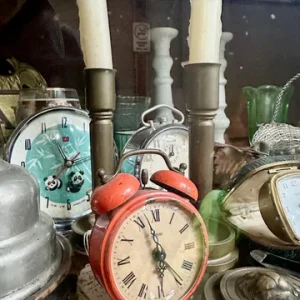 Reloj Despertador Vintage de Campanas Gemelas - Color Rojo Coral/Naranja - Esfera Crema con Números Romanos