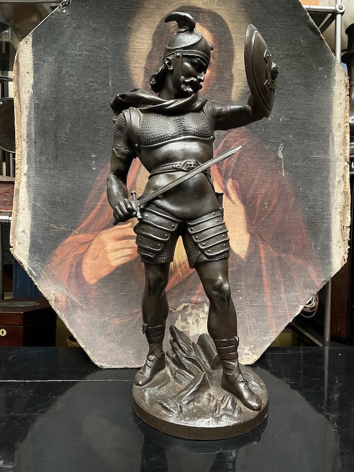 Estatua de Guerrero o Gladiador con Casco y Armadura - Metal Fundido Patinado - Estilo Neoclásico/Decó - Antiguo
