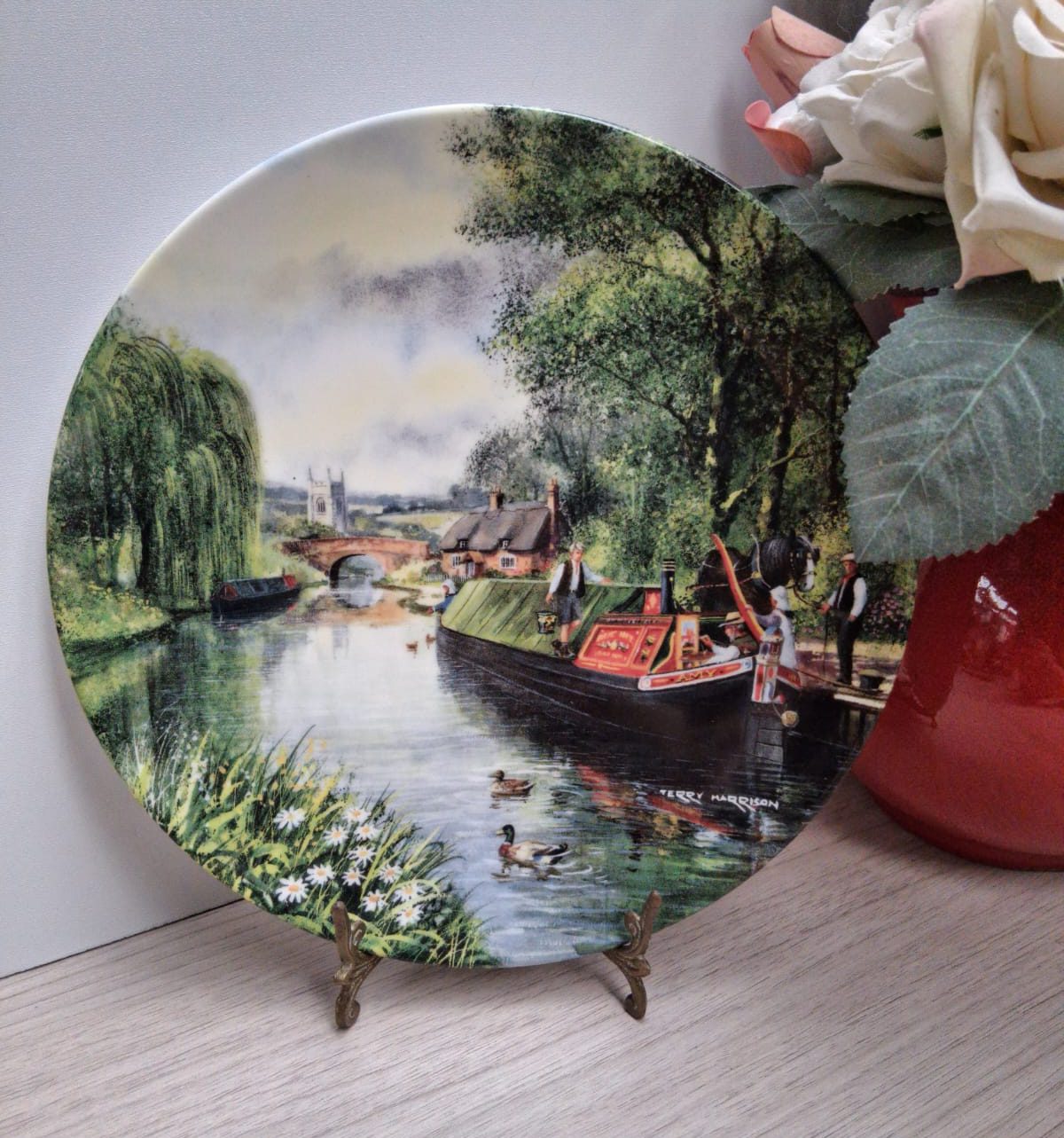🛶 Plato Decorativo de Paisaje - Bote en el Canal y Puente de Piedra - Firmado Henry Harrison