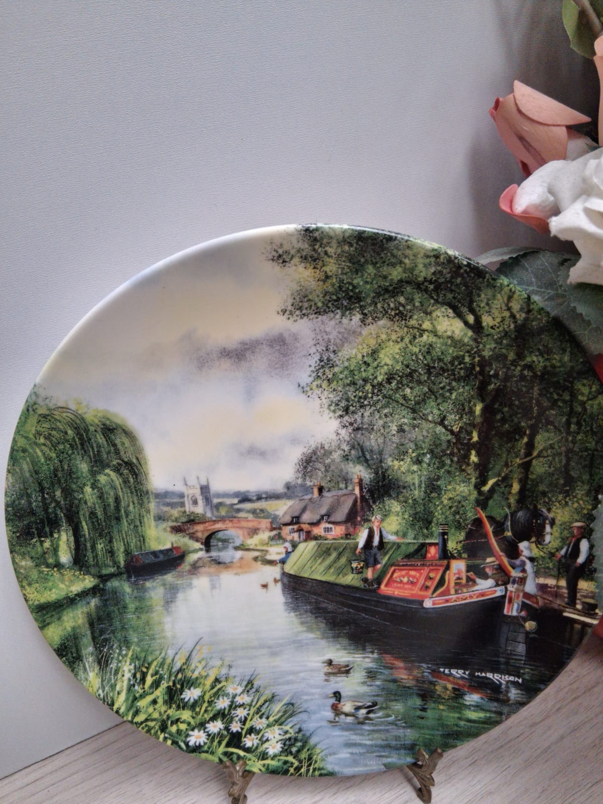 🛶 Plato Decorativo de Paisaje - Bote en el Canal y Puente de Piedra - Firmado Henry Harrison - Imagen 2