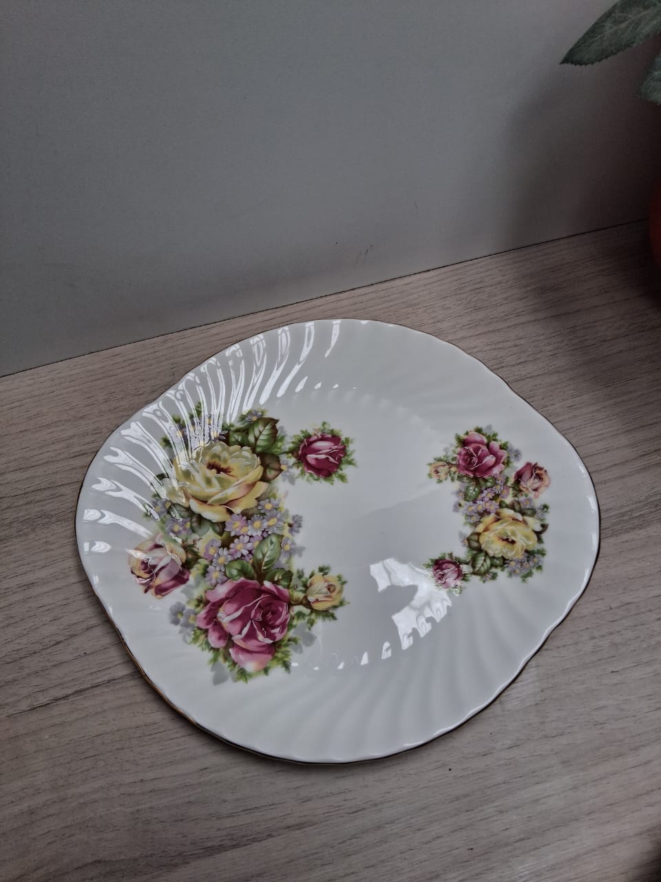 🌹 Plato/Bandeja Ovalada Royal Vale - Diseño de Rosas y Borde Ondulado - Imagen 4
