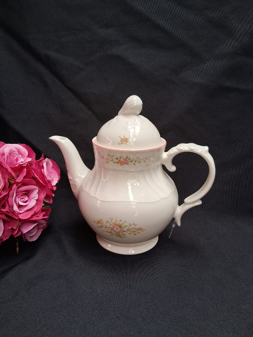 Tetera Clásica de Porcelana con Diseño de Rosas y Relieve Fluted