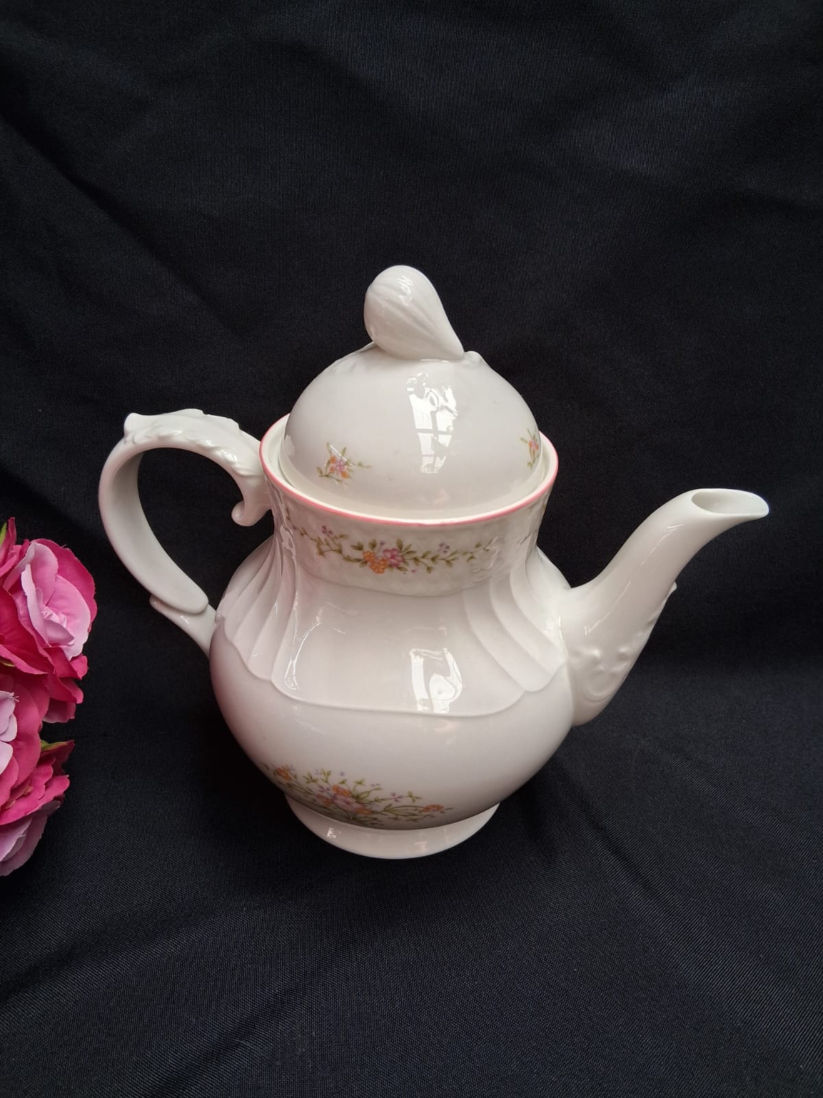 Tetera Clásica de Porcelana con Diseño de Rosas y Relieve Fluted - Imagen 3