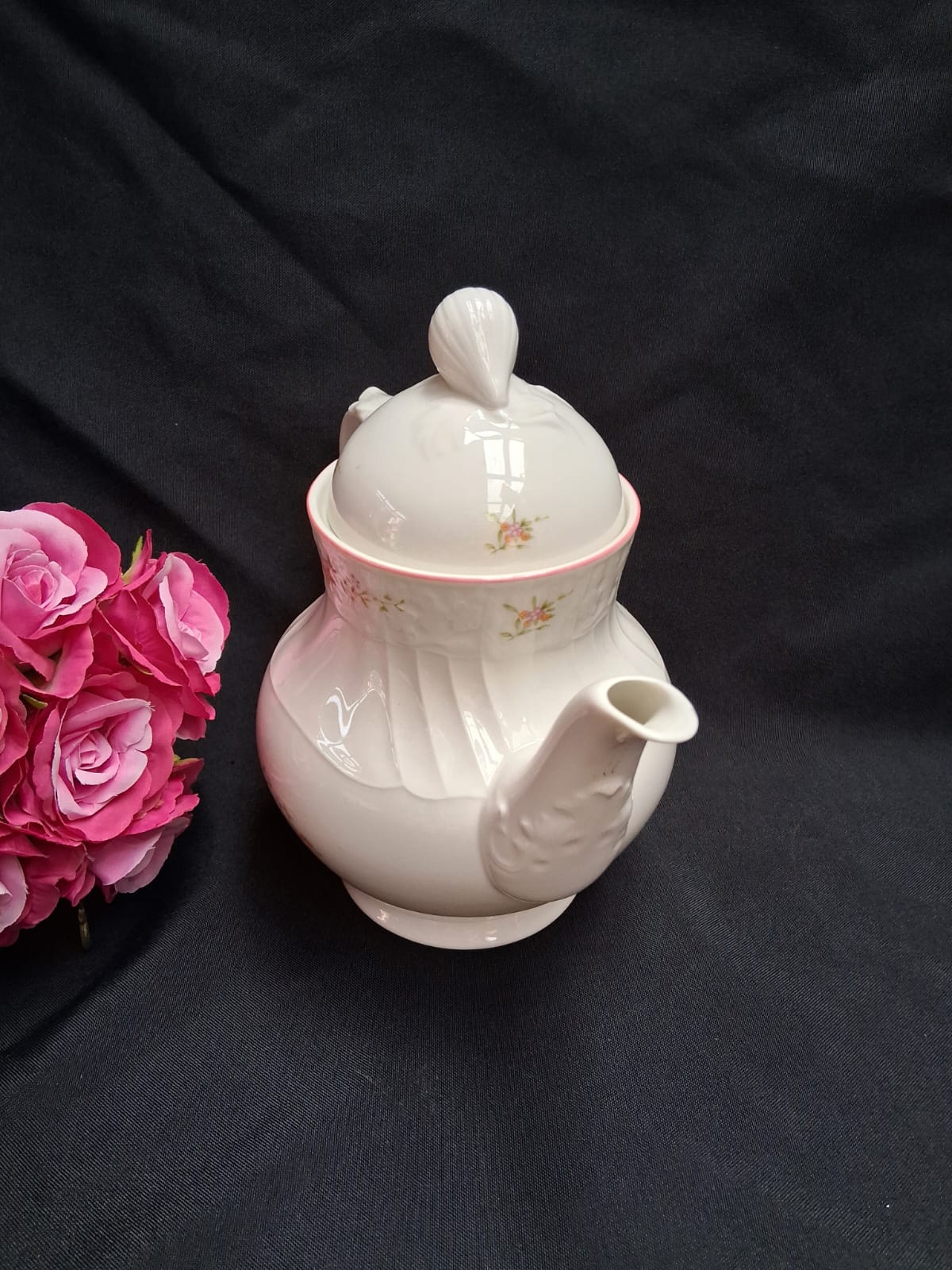 Tetera Clásica de Porcelana con Diseño de Rosas y Relieve Fluted - Imagen 2